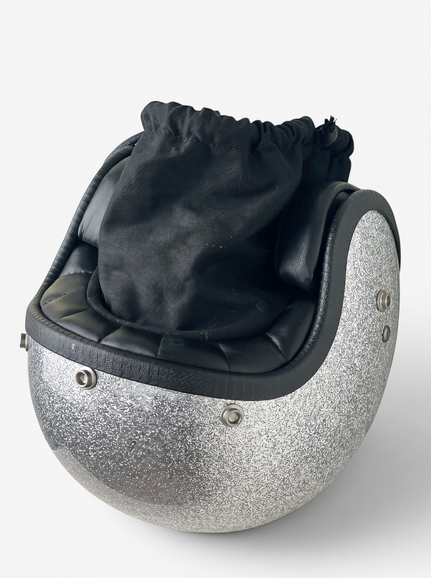 opening act. Maison Margiela Schultertasche in Form eines silbernen Glitzer-Helms mit schwarzem Stoffbeutel-Einsatz.