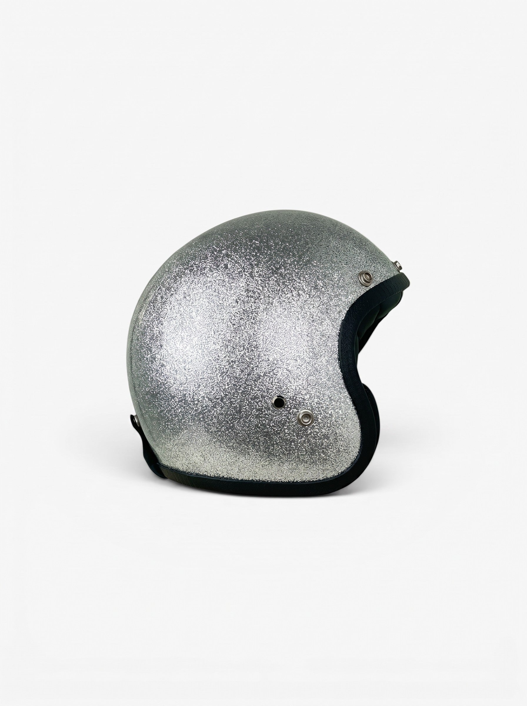 opening act. Maison Margiela Schultertasche in Form eines silbernen Glitzer-Motorradhelms mit schwarzem Innenfutter