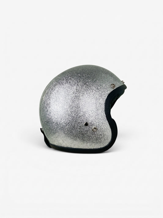 opening act. Maison Margiela Schultertasche in Form eines silbernen Glitzer-Motorradhelms mit schwarzem Innenfutter