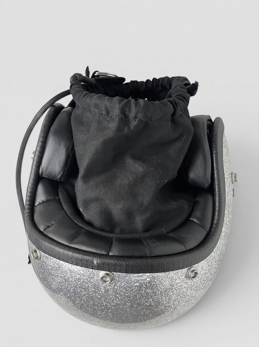 opening act. Maison Margiela Schultertasche in Form eines silbernen Glitzer-Motorradhelms mit schwarzem Stoffbeutel