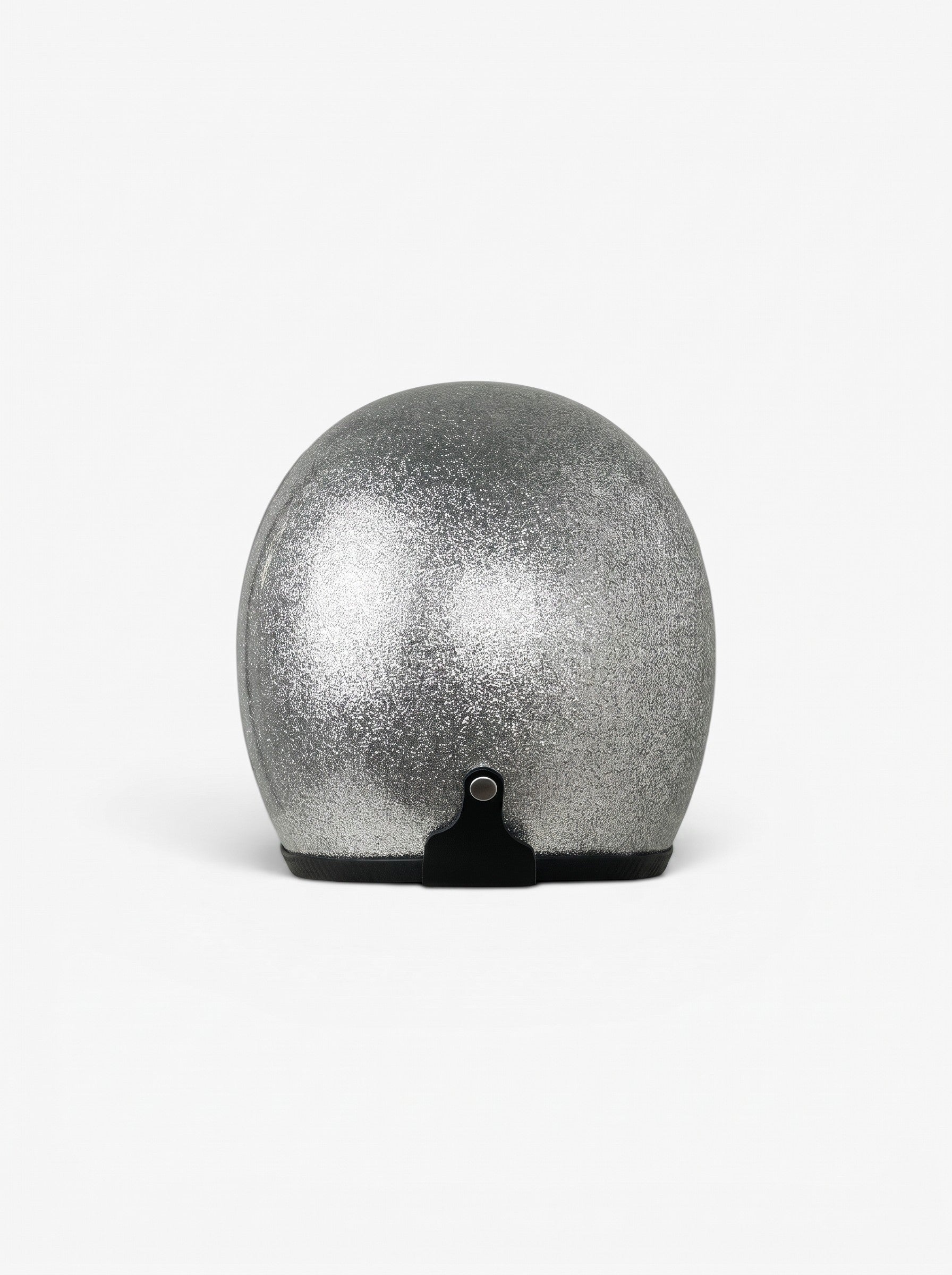 opening act. Maison Margiela Schultertasche in Form eines silbernen Glitzer-Motorradhelms