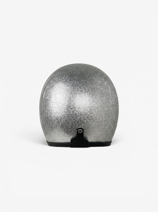 opening act. Maison Margiela Schultertasche in Form eines silbernen Glitzer-Motorradhelms