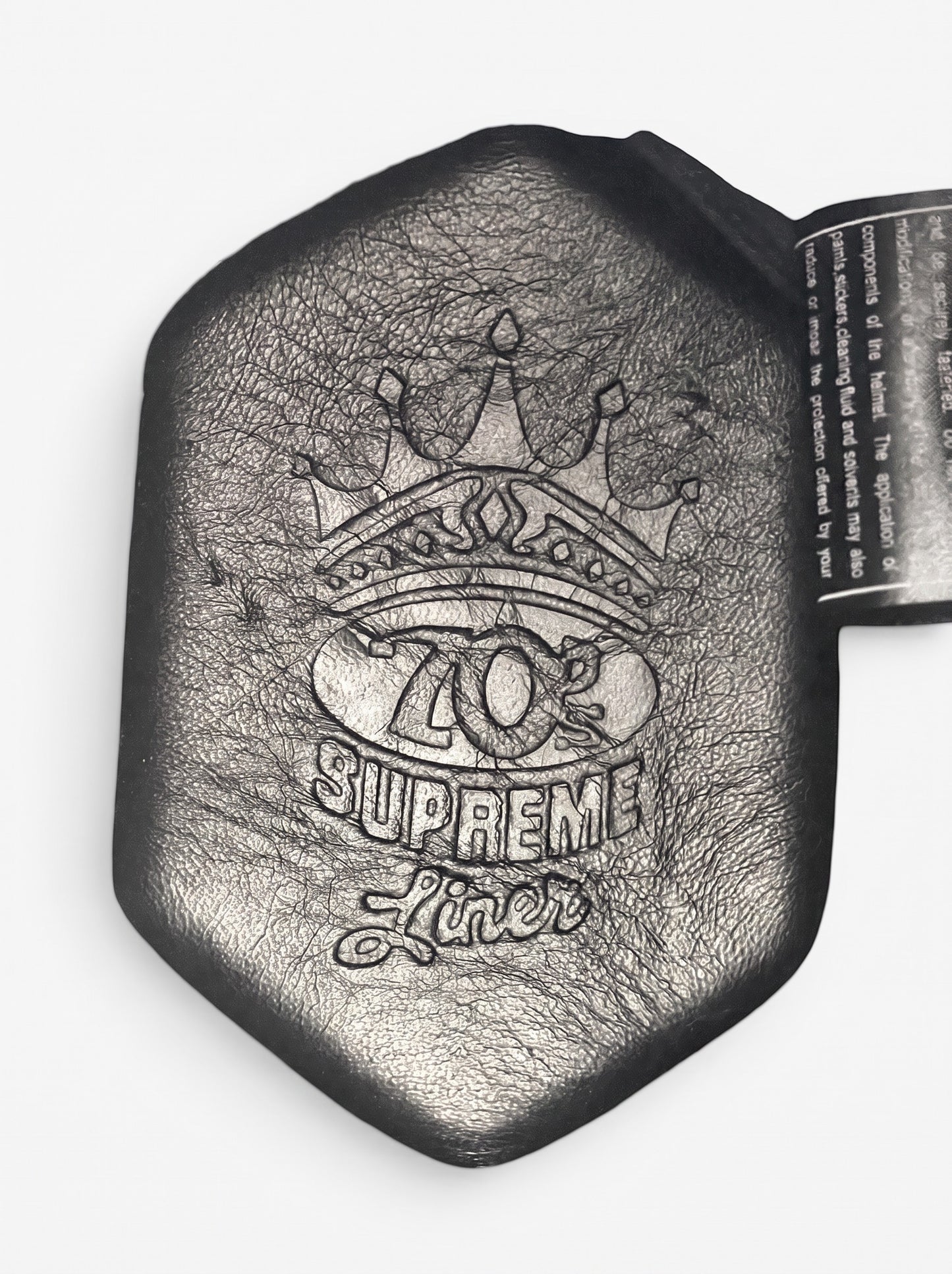 opening act. Maison Margiela Helm-Tasche aus schwarzem Leder mit geprägtem Supreme-Kronen-Logo und Textdetails