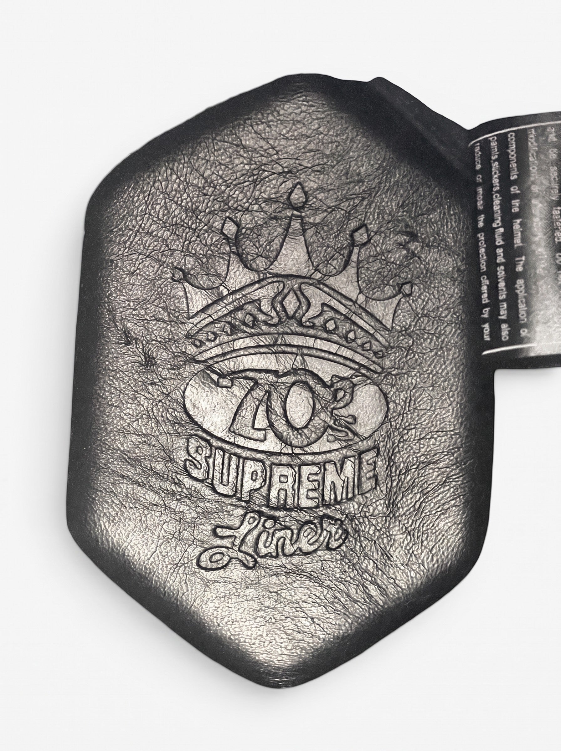 opening act. Maison Margiela Helm-Tasche aus schwarzem Leder mit geprägtem Supreme-Kronen-Logo und Textdetails