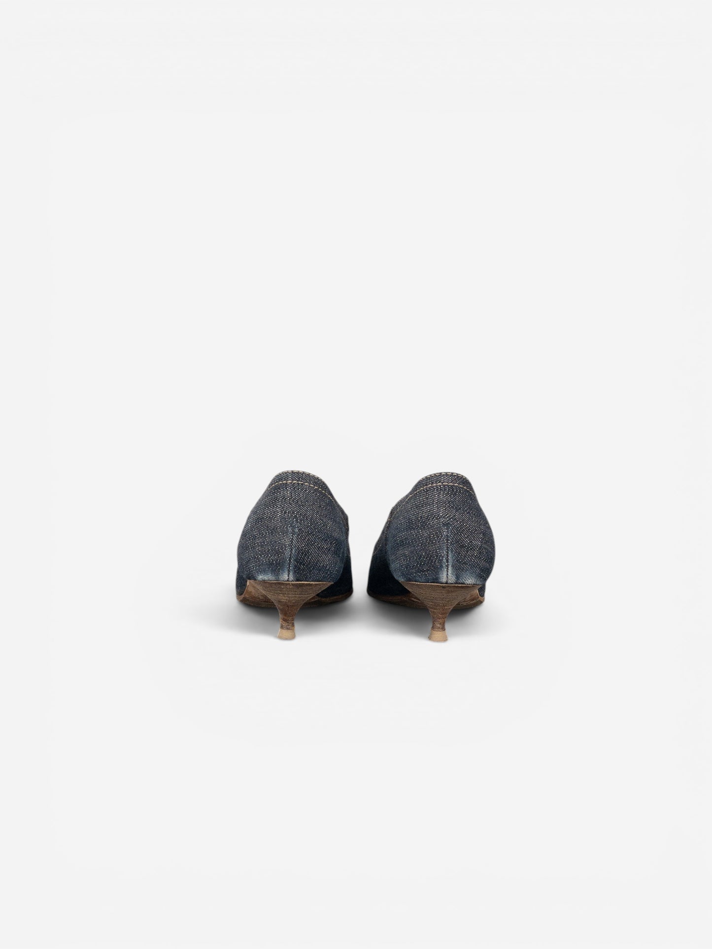 opening act. Miu Miu Kitten-Heel-Pumps aus dunklem Denim mit weißer Kontrastnaht, Rückansicht