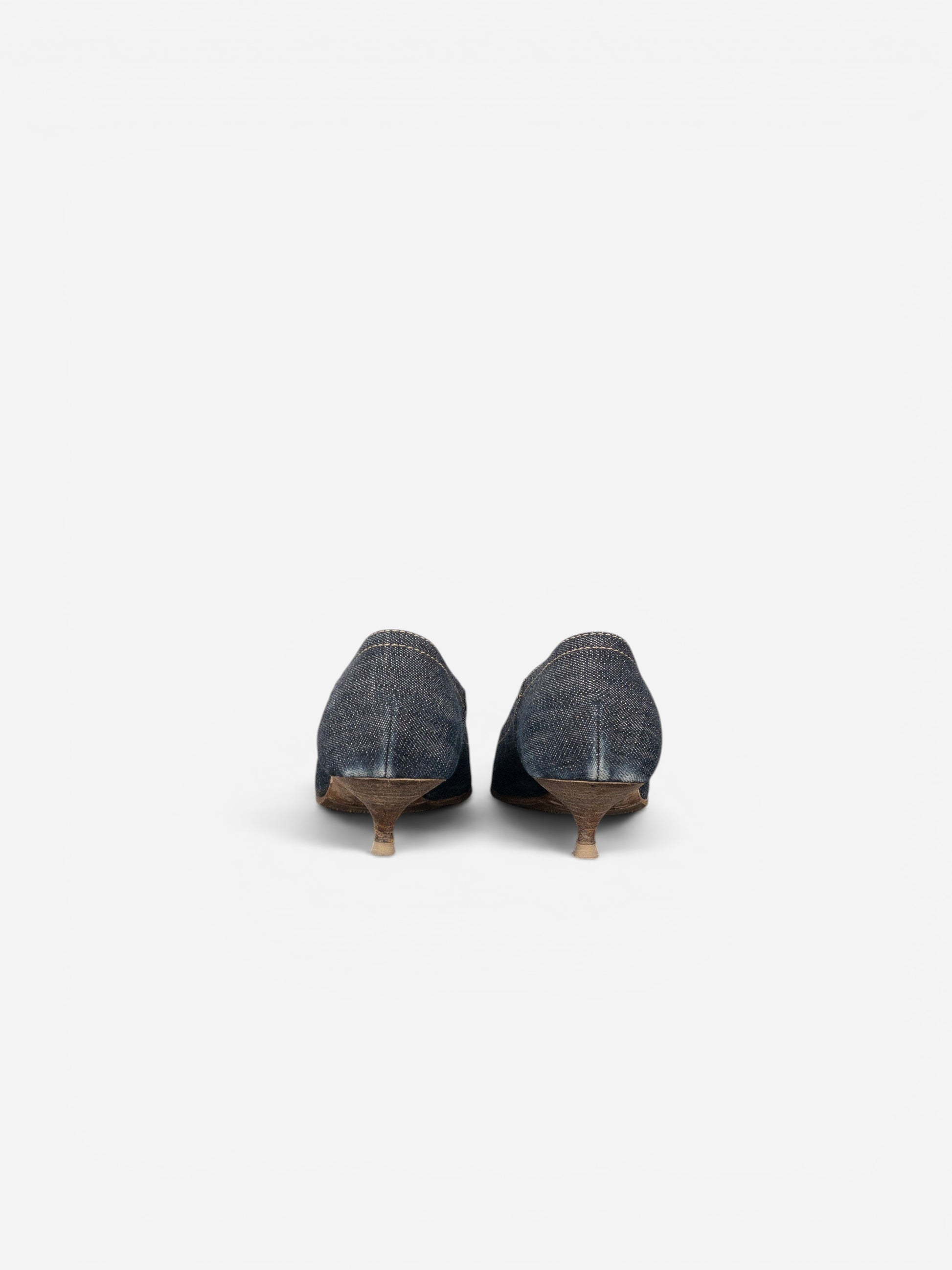 opening act. Miu Miu Kitten-Heel-Pumps aus dunklem Denim mit weißer Kontrastnaht, Rückansicht