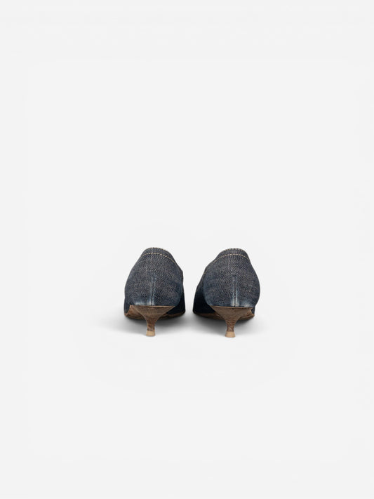 opening act. Miu Miu Kitten-Heel-Pumps aus dunklem Denim mit weißer Kontrastnaht, Rückansicht