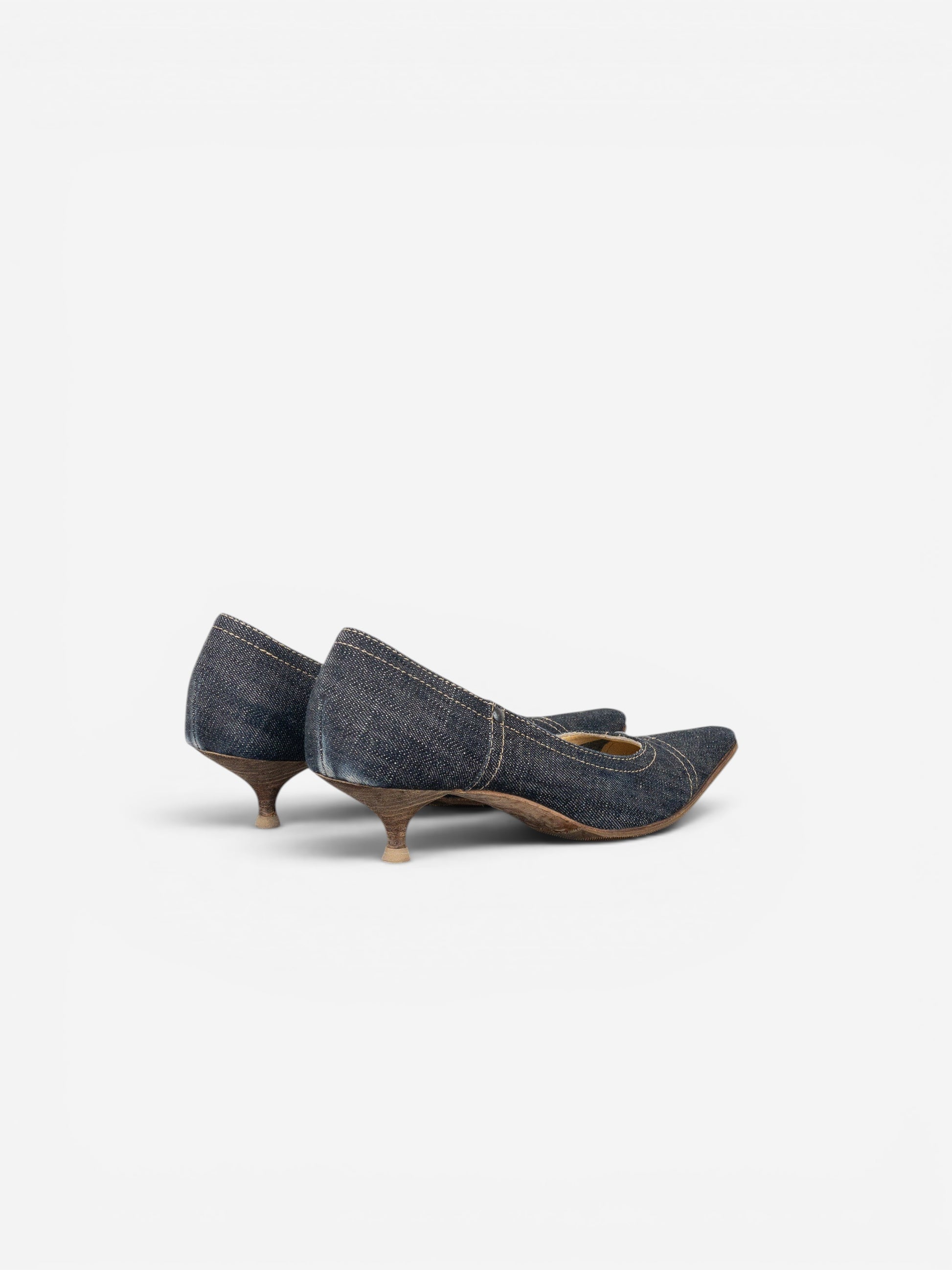 opening act. Miu Miu Kitten-Heel-Pumps aus dunklem Denim mit quadratischer Zehenpartie und weißen Kontrastnähten