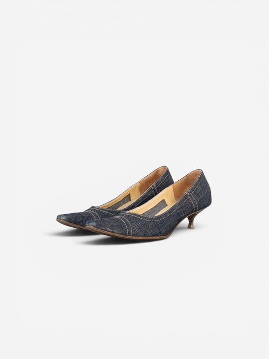 opening act. Miu Miu Kitten-Heel-Pumps aus dunkelblauem Denim mit quadratischer Zehenpartie und weißen Kontrastnähten