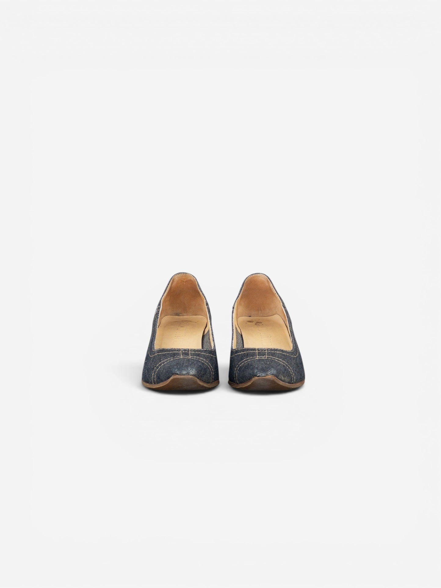 opening act. Miu Miu Kitten-Heels aus dunklem Denim mit quadratischer Zehenpartie und weißen Kontrastnähten