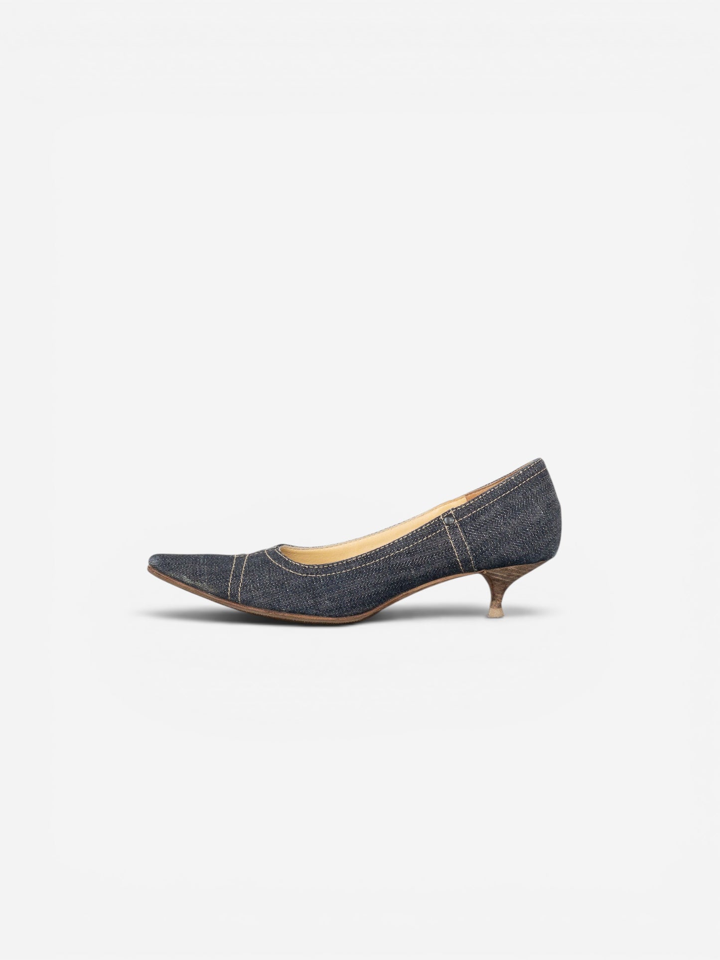 opening act. Miu Miu Kitten-Heel-Pumps aus dunklem Denim mit quadratischer Zehenpartie und weißen Kontrastnähten