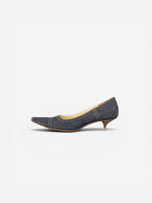 opening act. Miu Miu Kitten-Heel-Pumps aus dunklem Denim mit quadratischer Zehenpartie und weißen Kontrastnähten