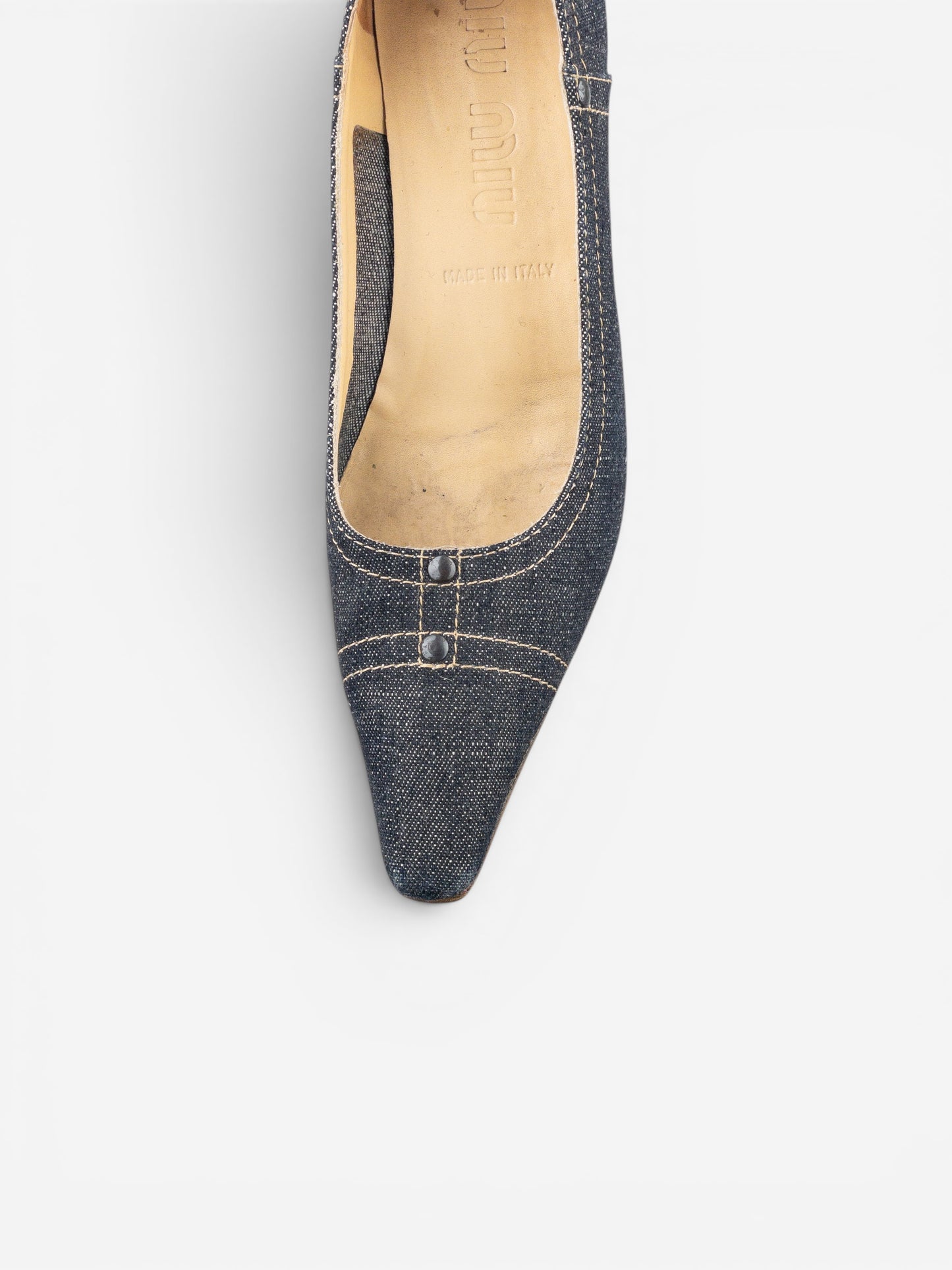 opening act. Miu Miu Kitten-Heels aus dunkelblauem Denim mit quadratischer Zehenpartie und weißen Kontrastnähten