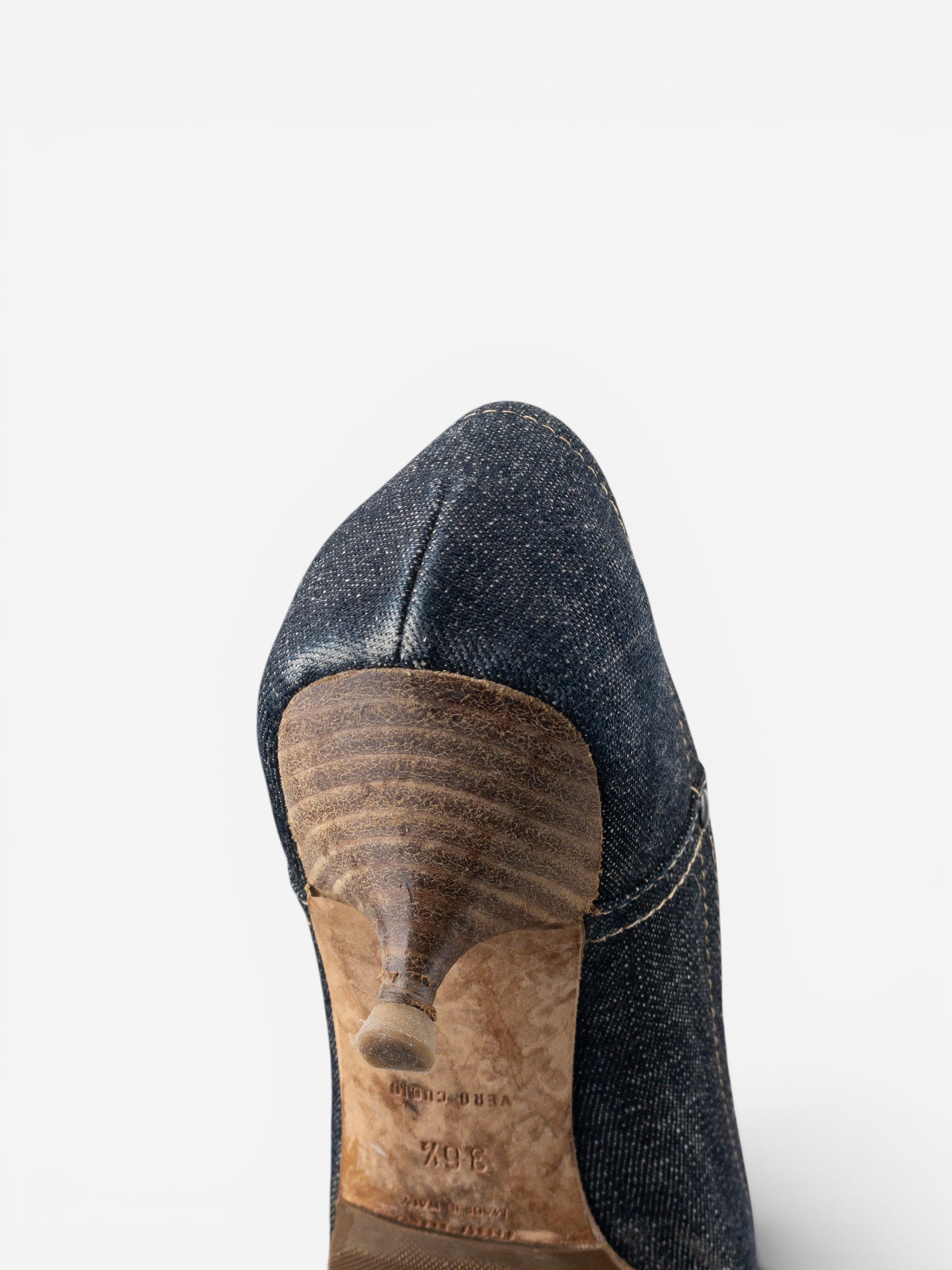opening act. Miu Miu Kitten-Heel-Pumps aus dunkelblauem Denim mit markanten Kontrastnähten und quadratischer Zehenpartie