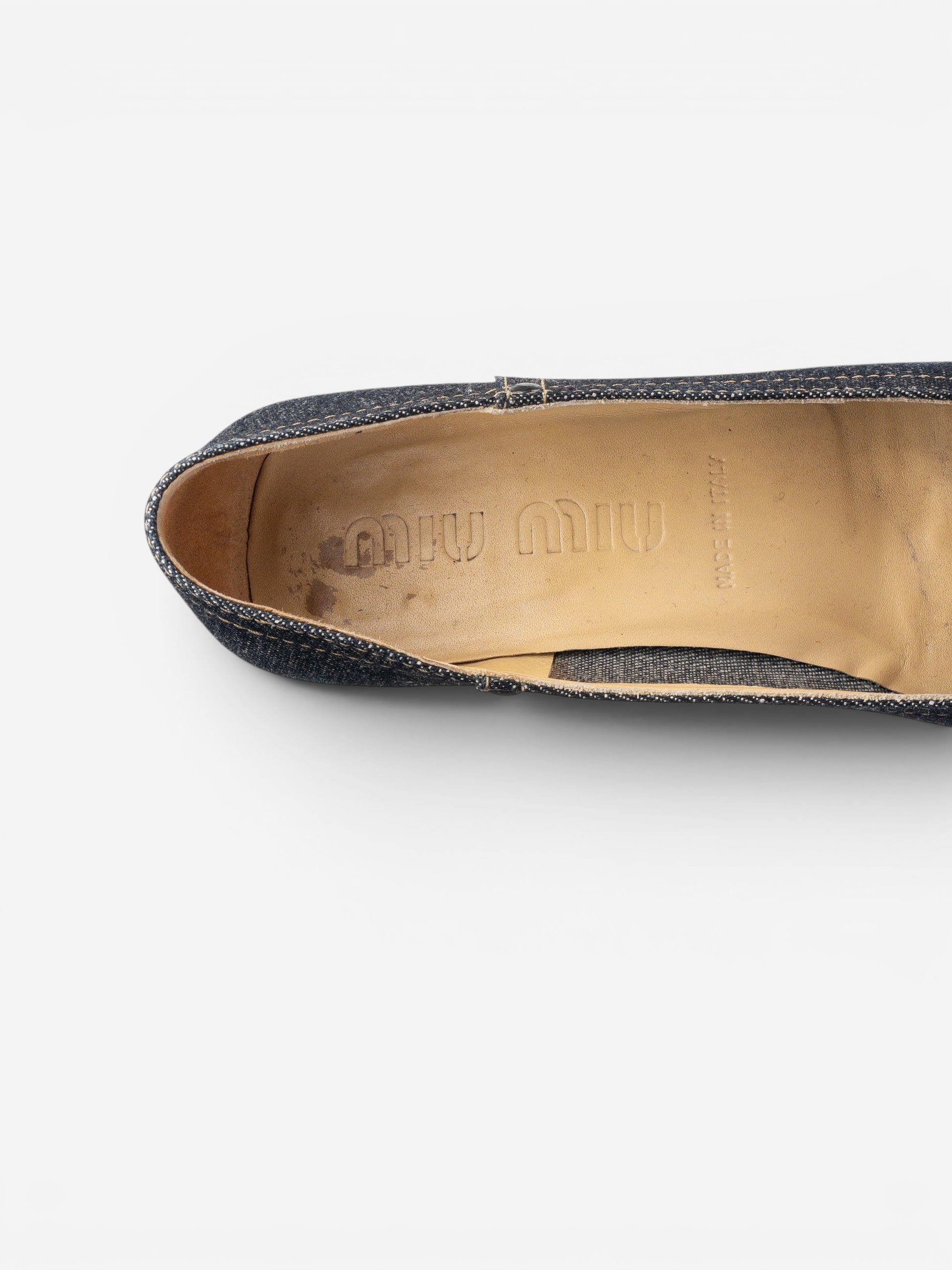 opening act. Miu Miu Kitten-Pumps aus dunklem Denim mit eingeprägtem Logo auf der beigen Innensohle