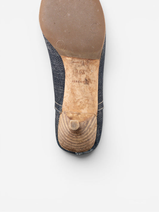 Die Sohle und der Kitten-Heel-Absatz eines Miu Miu Denim-Pumps von opening act. mit sichtbaren Gebrauchsspuren.