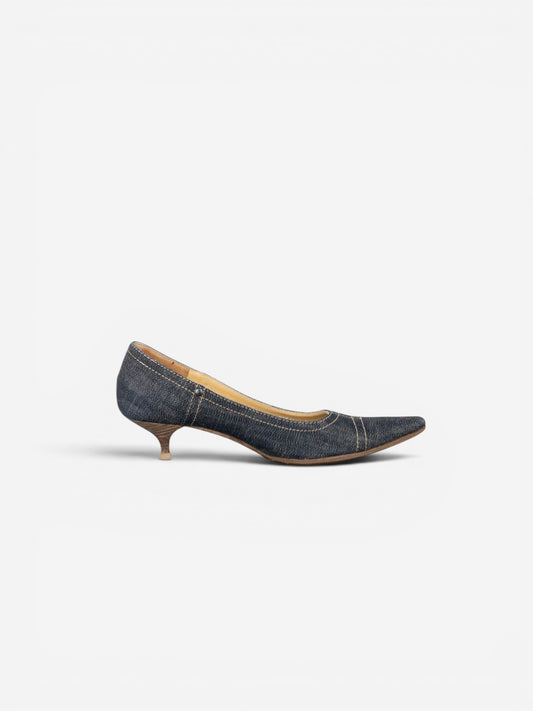 opening act. Miu Miu Kitten-Heel-Pumps aus dunklem Denim mit quadratischer Zehenpartie und weißen Kontrastnähten