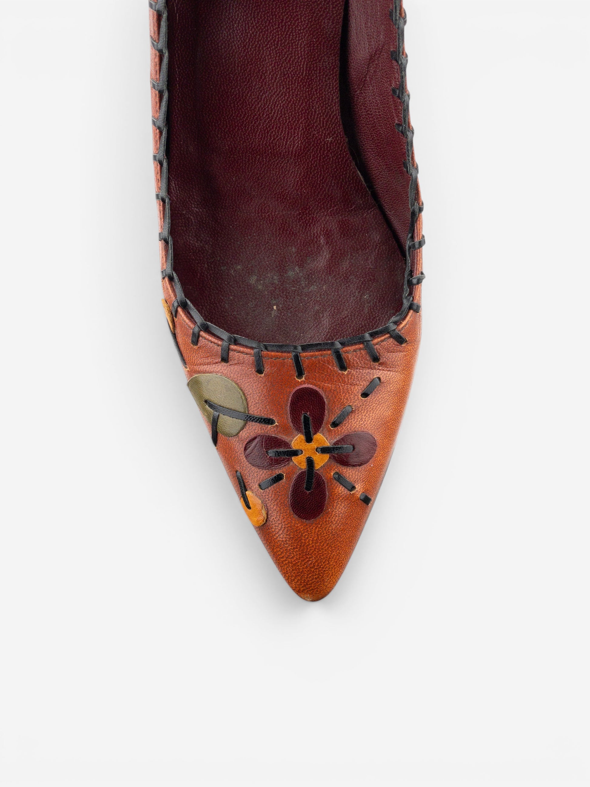 opening act. Prada AW99 Pumps aus dunkelbraunem Leder mit spitzer Zehenpartie, Blumenapplikationen und Ziernähten.