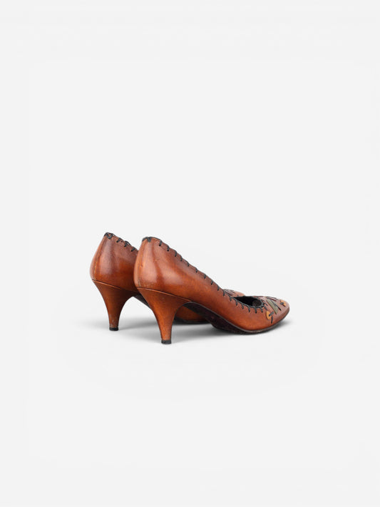 Dunkelbraune Prada AW99 Leder-Pumps von opening act. mit Kitten-Heel, spitzer Zehenpartie und floralen Applikationen.