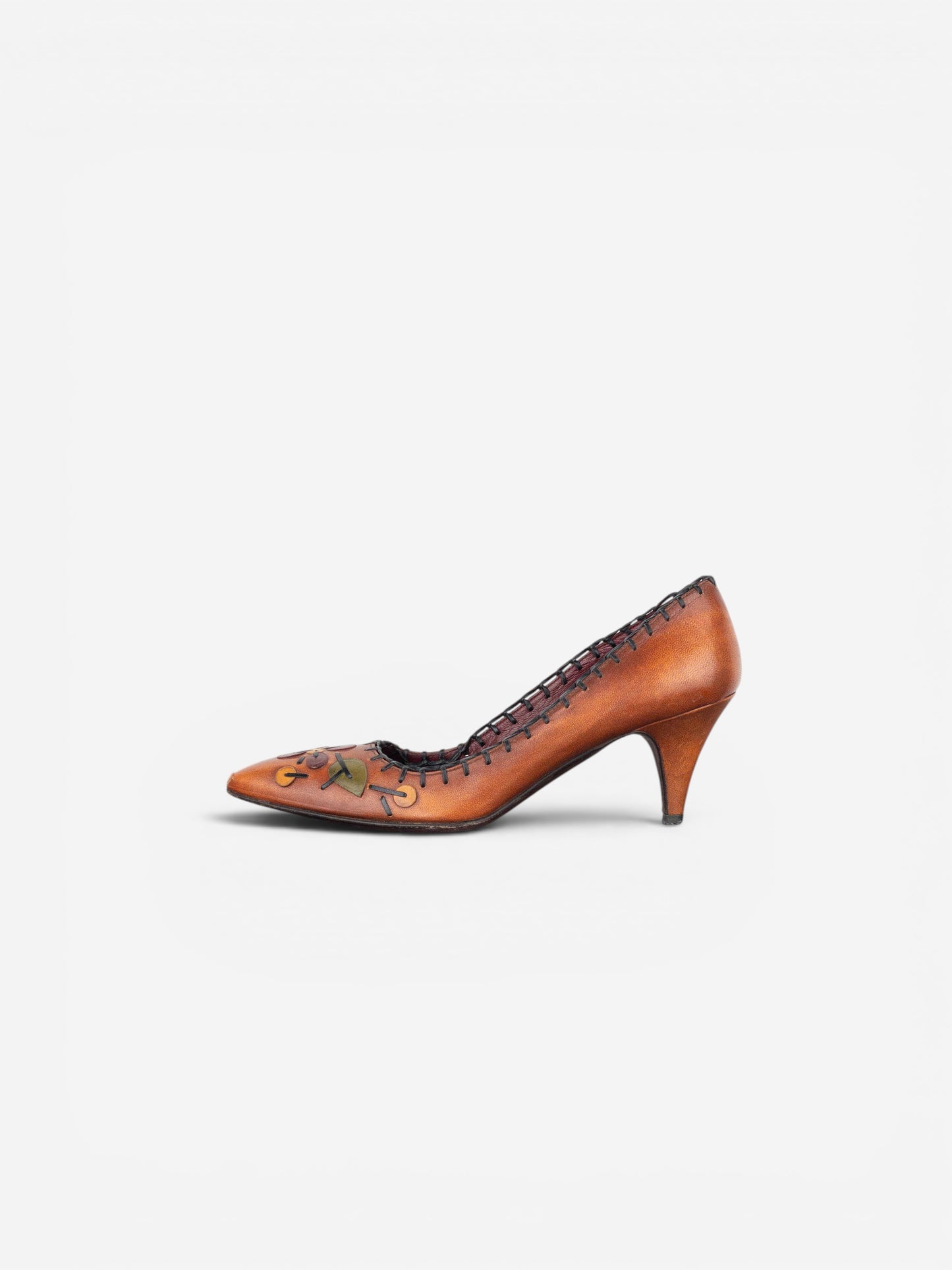 opening act. Prada AW99 dunkelbraune Leder-Pumps mit Kitten-Heel, spitzer Kappe und floralen Applikationen