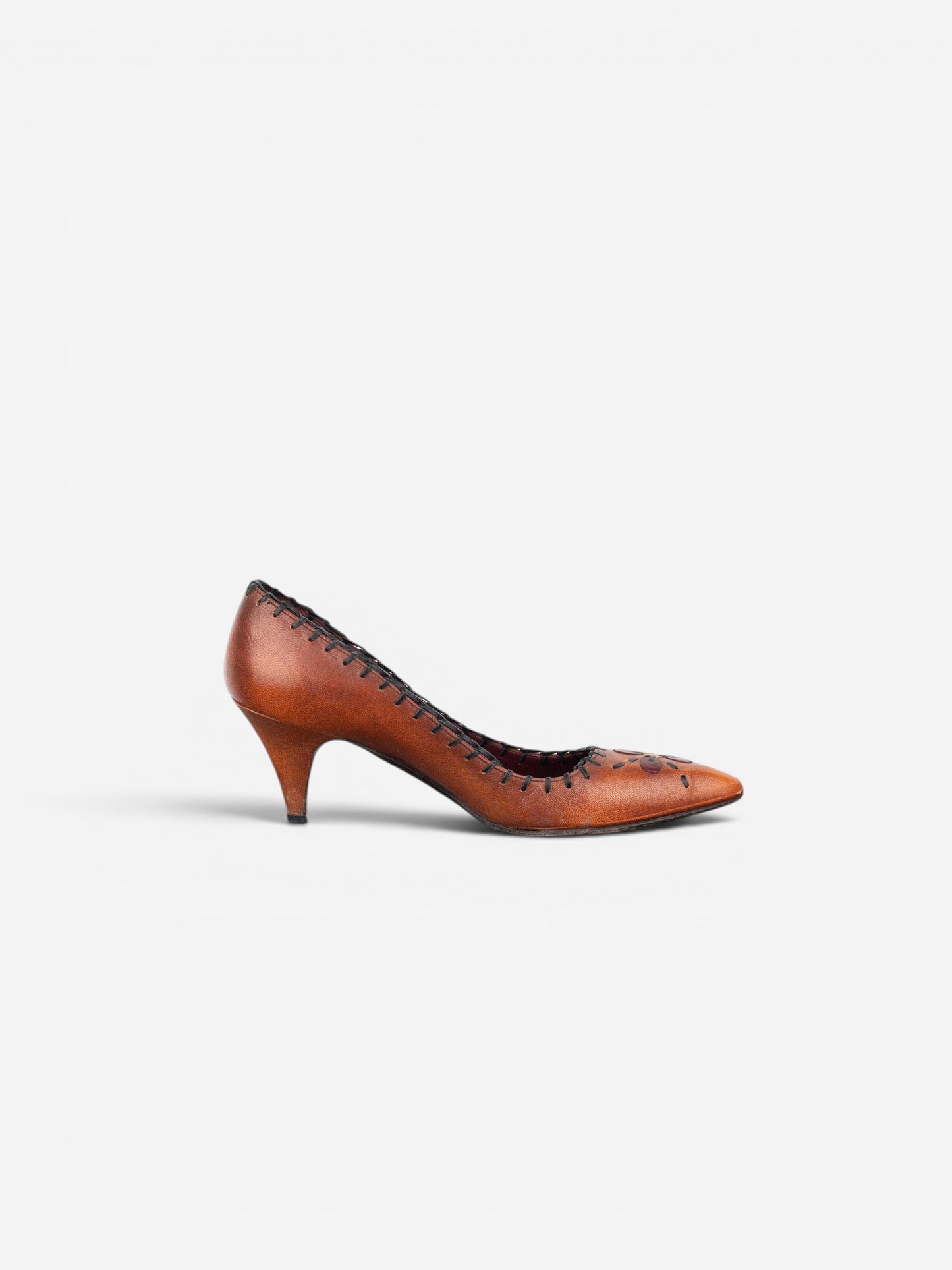opening act. Prada AW99 Leder-Pumps in Dunkelbraun mit Kitten-Heel, spitzer Zehenpartie und floralen Applikationen.