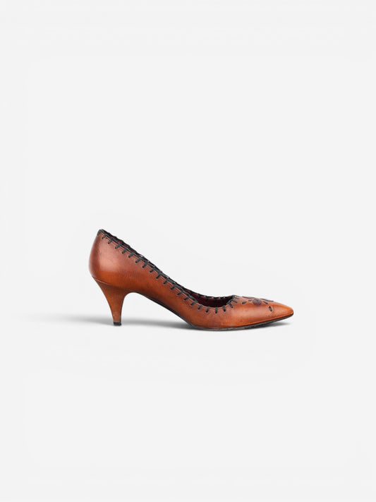 opening act. Prada AW99 Leder-Pumps in Dunkelbraun mit Kitten-Heel, spitzer Zehenpartie und floralen Applikationen.