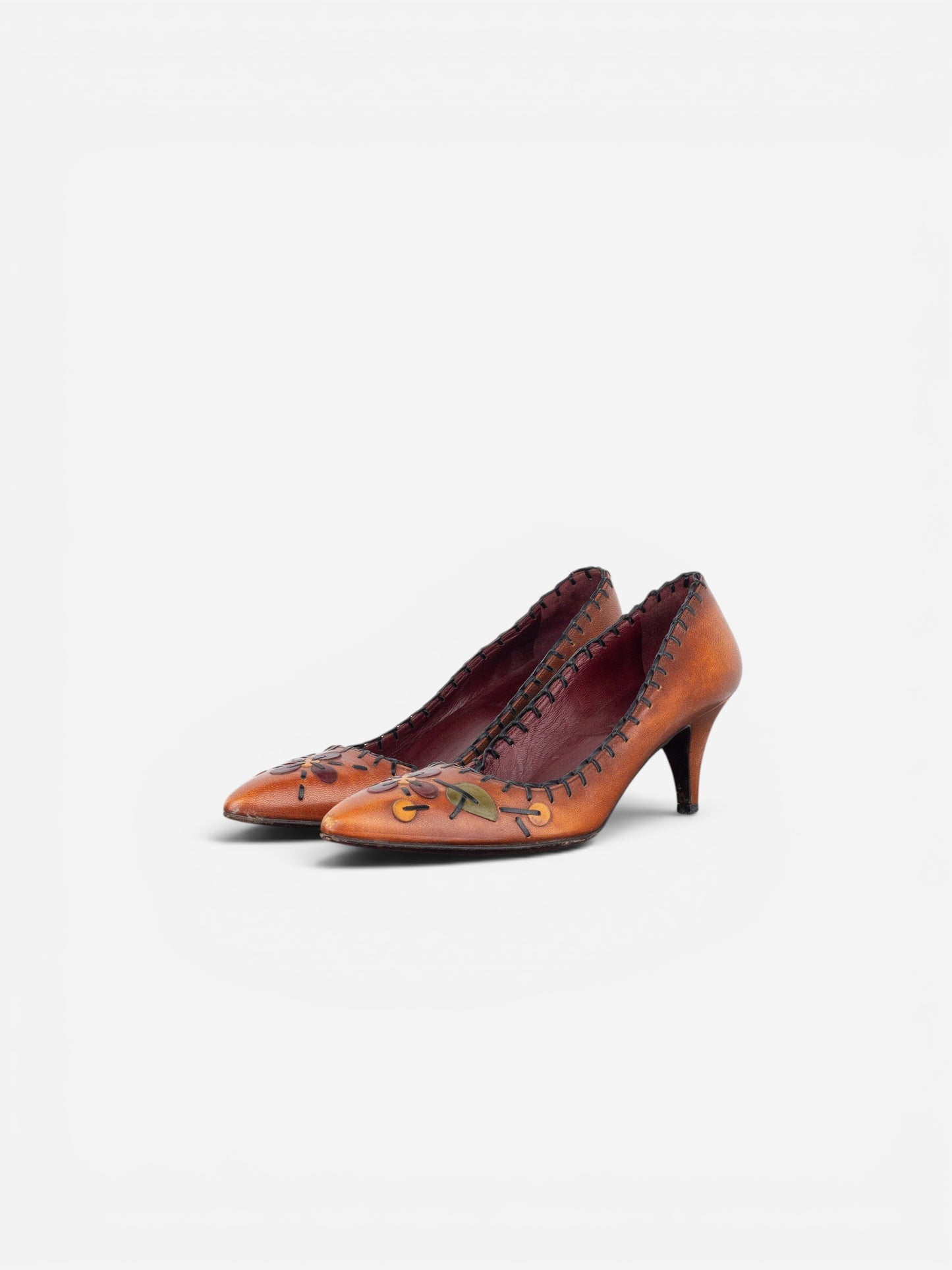opening act. Prada AW99 Leder-Pumps in Dunkelbraun mit spitzer Zehenpartie, Kitten-Heel und floralen Applikationen.