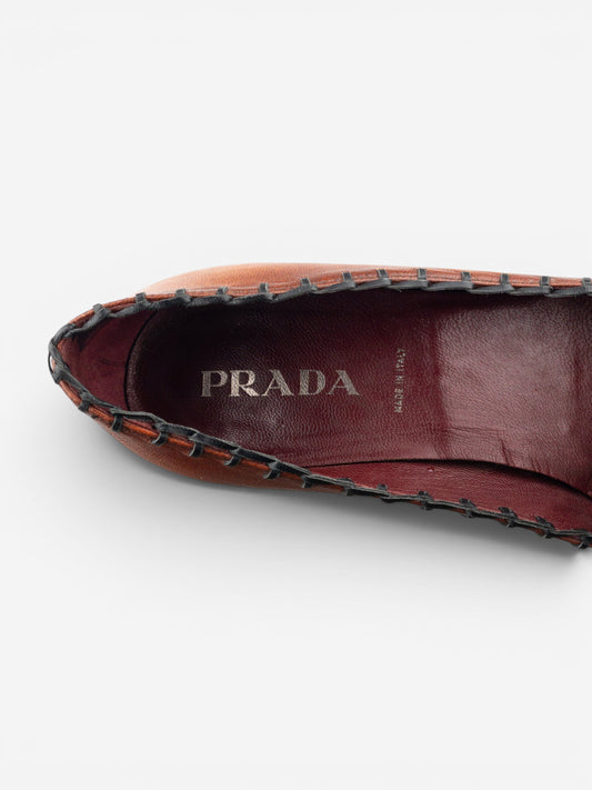 opening act. Prada AW99 Leder-Pumps in Dunkelbraun mit markanter Ziernaht und Innensohlen-Branding