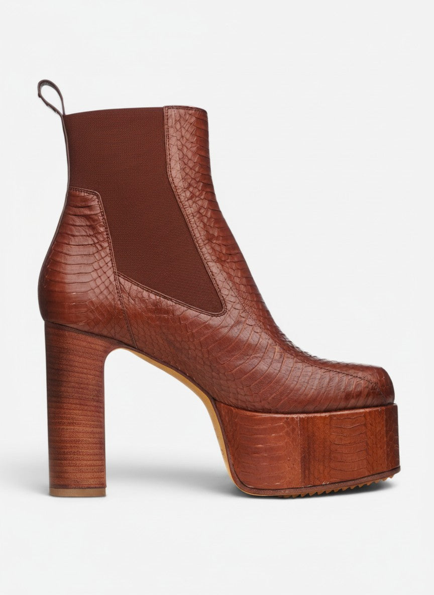 opening act. Rick Owens Kiss Chelsea-Stiefel in Oxblood-Rot aus Schlangenleder mit Plateauabsatz